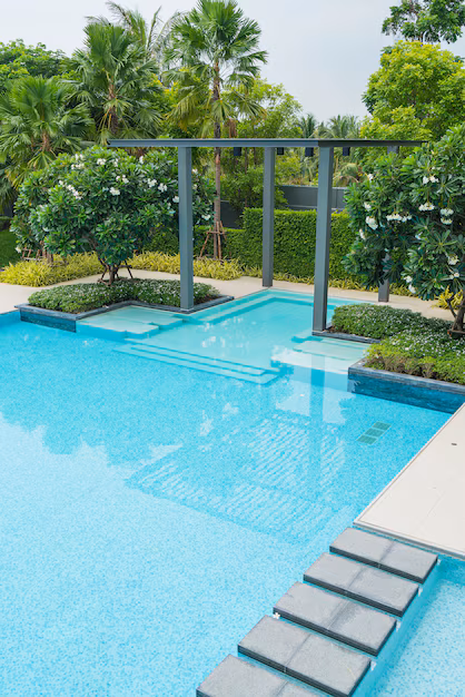 hermosa-piscina-lujo-palmeras_1339-4869