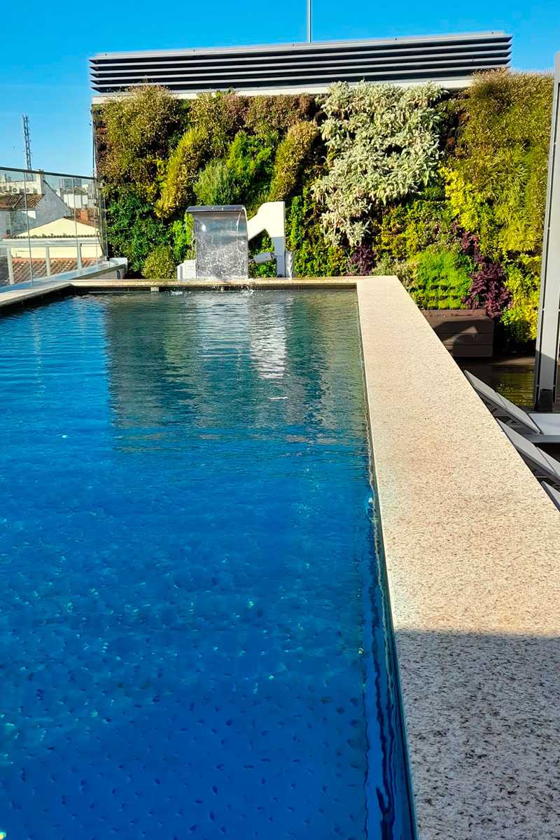 jardin-vertical-en-piscina-de-lujo